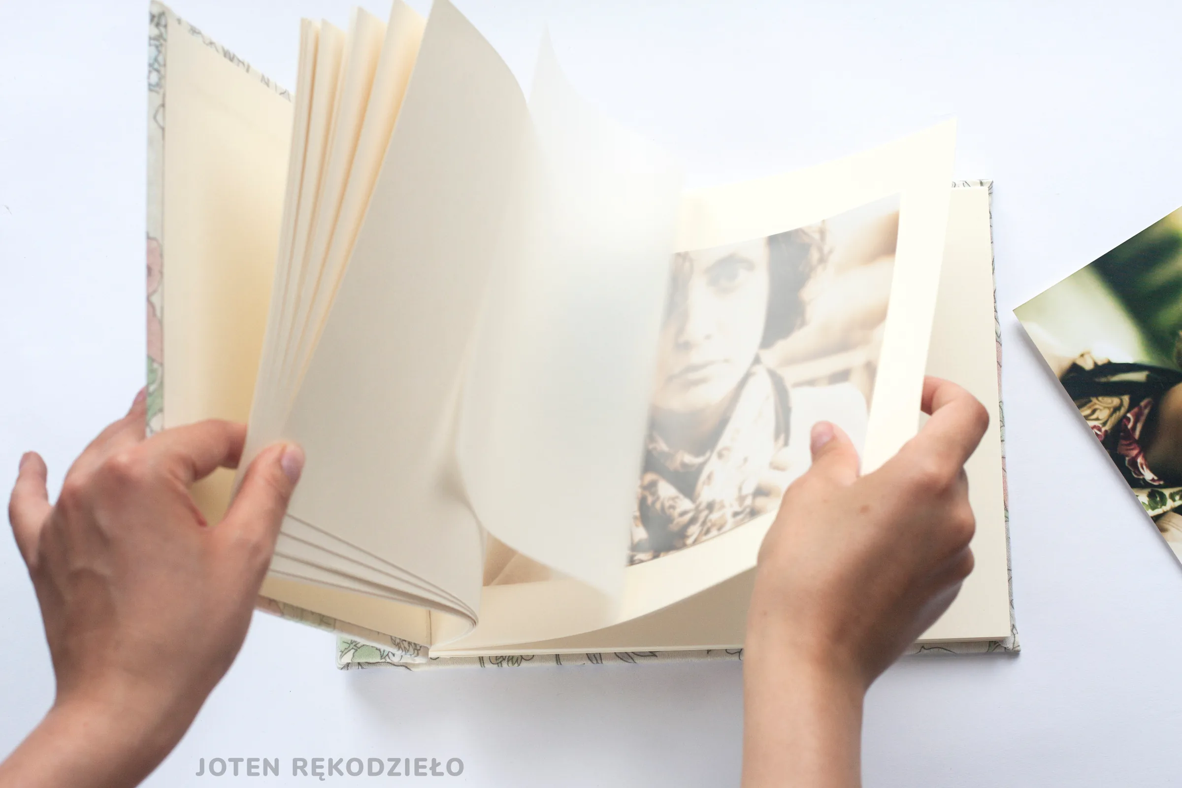 Ręcznie robiony album fotograficzny w tkaninowej oprawie